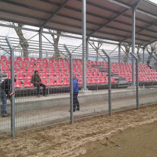 Tribune model Glasgow 39 De evenementen tribune uitgevoerd met 5 zitrijen en rode stoeltjes gemonteerd onder een overkapping. Deze tribunes zijn natuurlijk ook zeer geschikt voor permanente plaatsing.